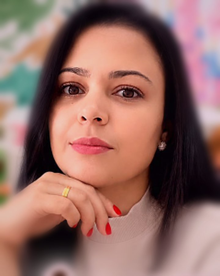 Aline Gabriely, decoradora e criadora da Decore, sorrindo em um espaço infantil decorado